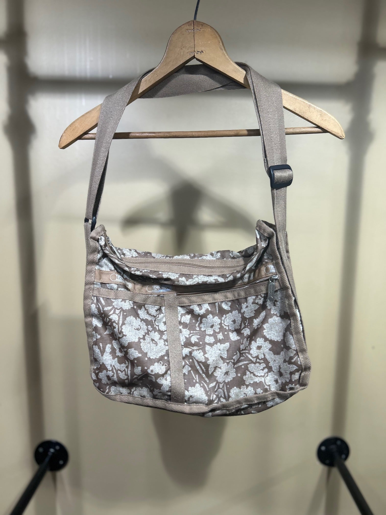Brown Floral Le Sportsac $140 Deluxe Everyday  Bag, OS