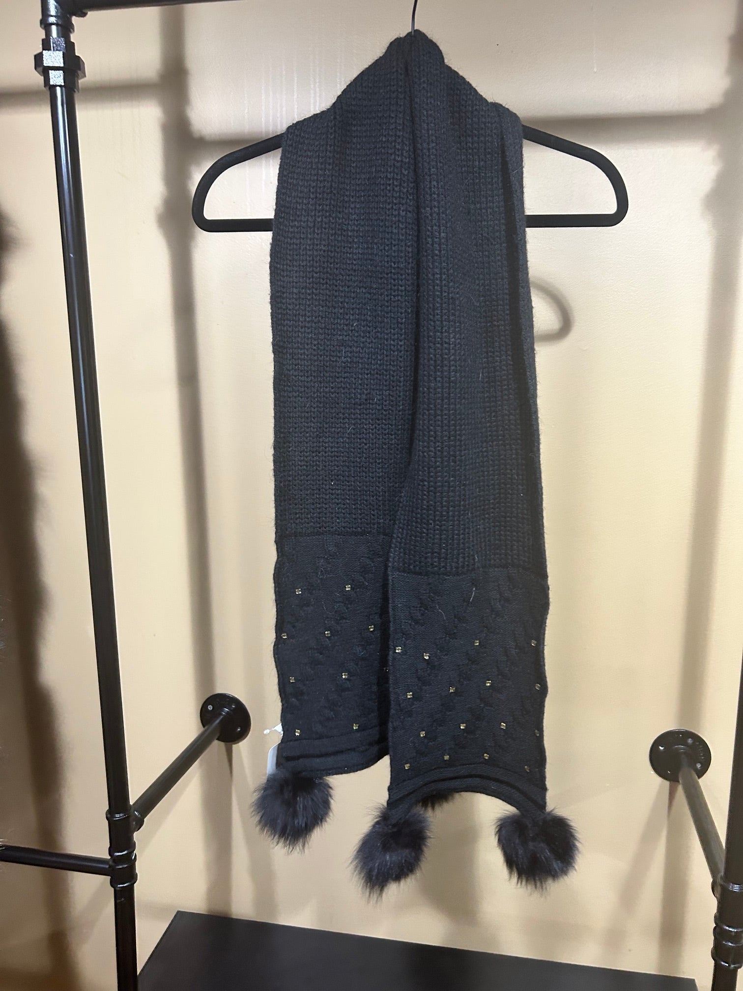 Black  Mitchies NWT $189 Fox Fur Scarf, OS