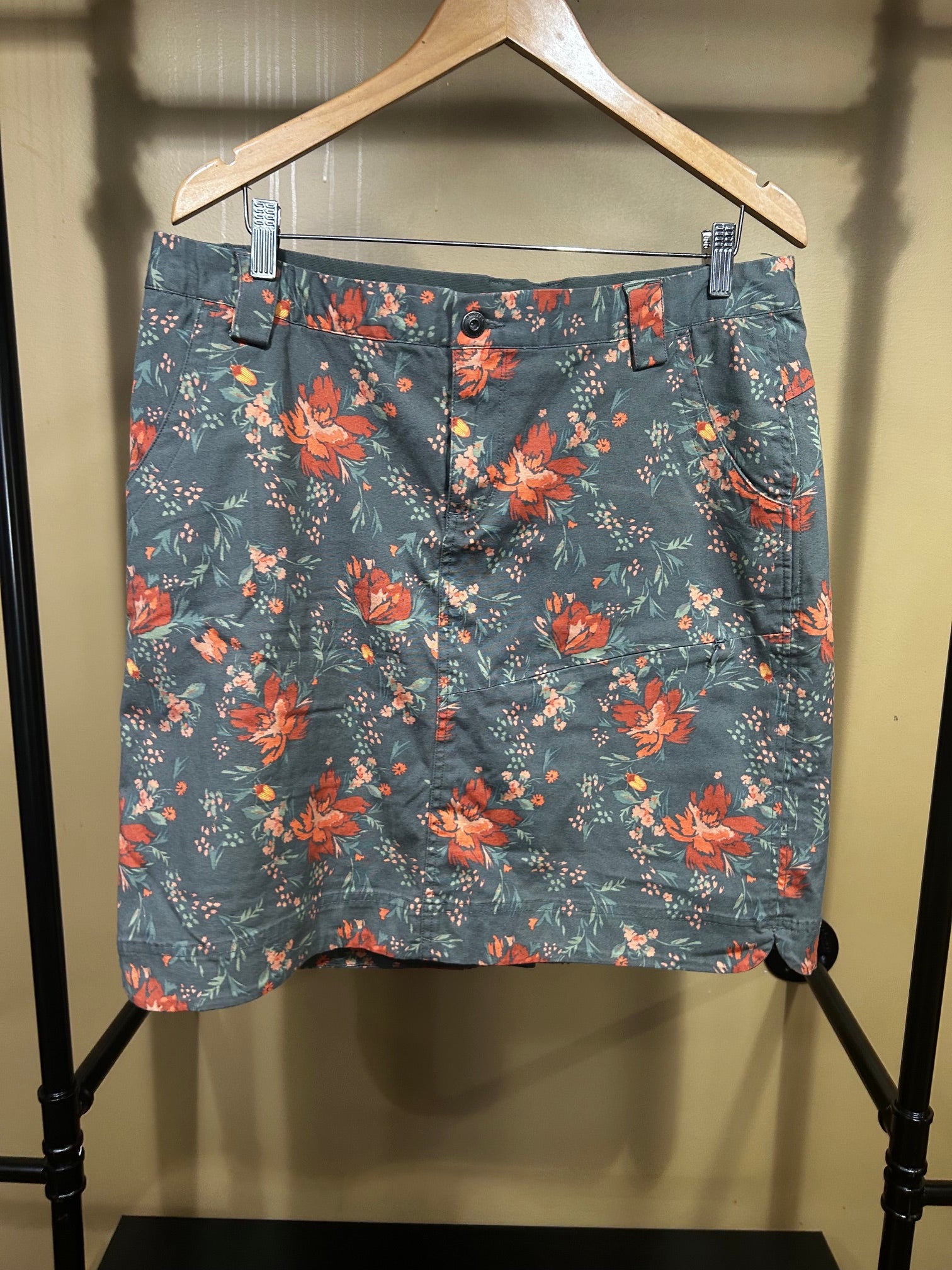 Flower Print Duluth Trading Co Skirt with Shorts, 14