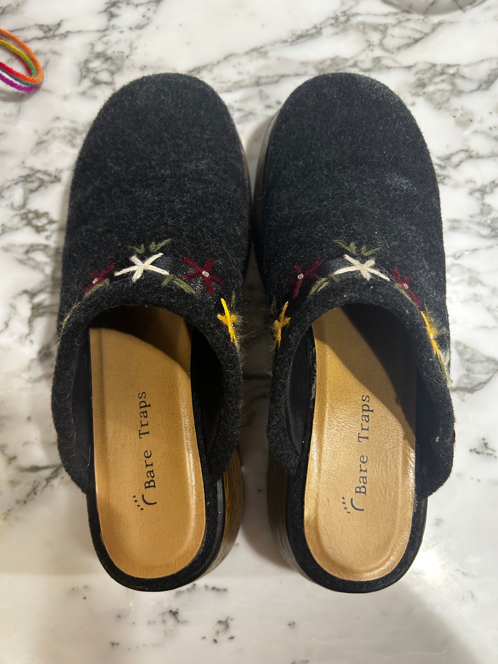 Dark Gray Bare Traps Clogs, 8.5