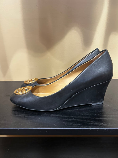 Black and Gold Tory Burch Chelsea Wedge Pumps, 9