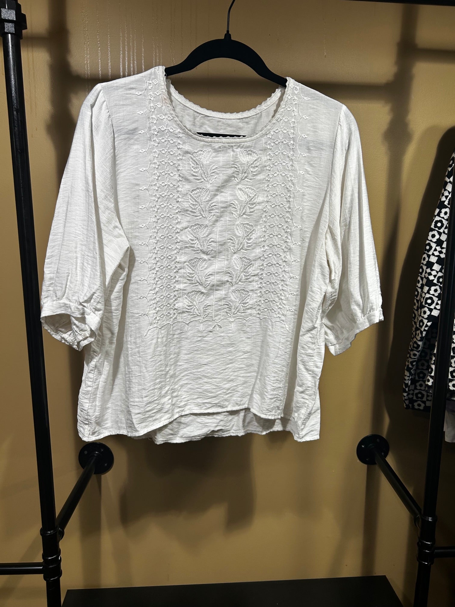 White No Brand Label Embroidered Top, XL